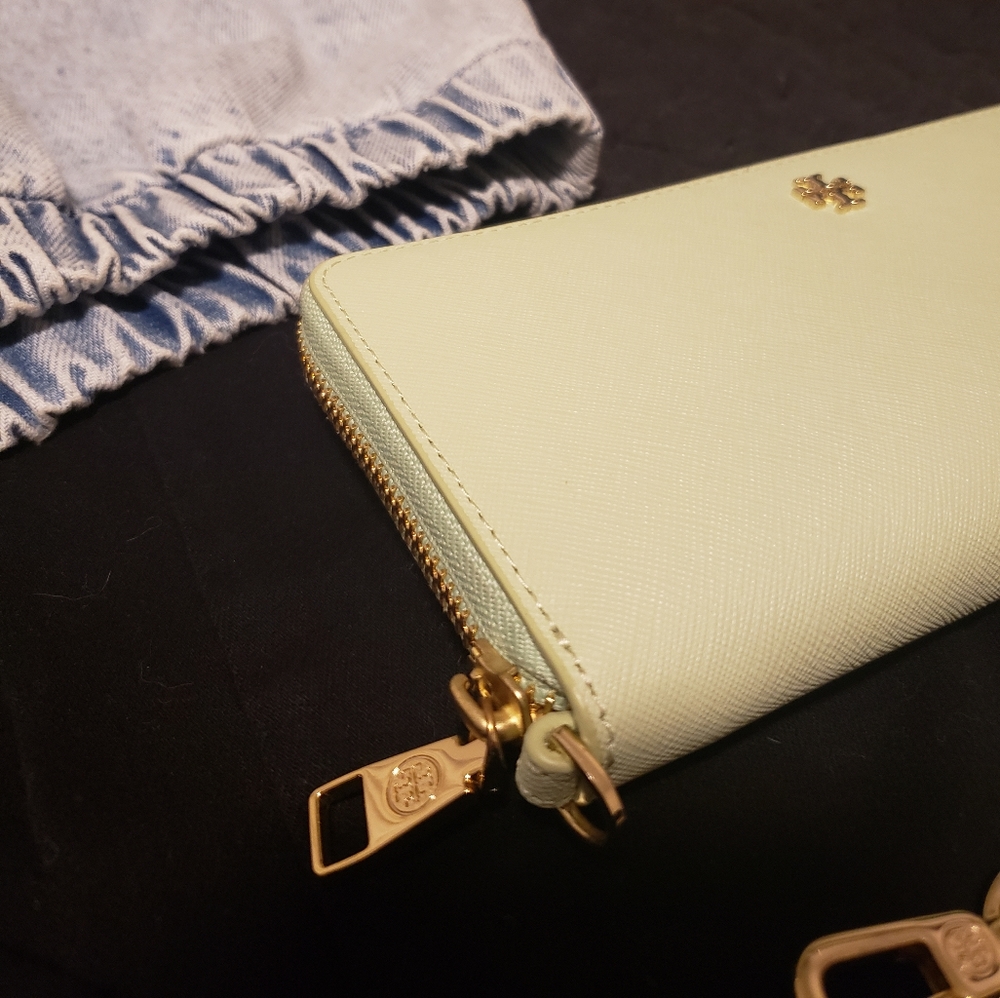 Beautiful Tory Burch Zip Wallet - Picture 9 of 10